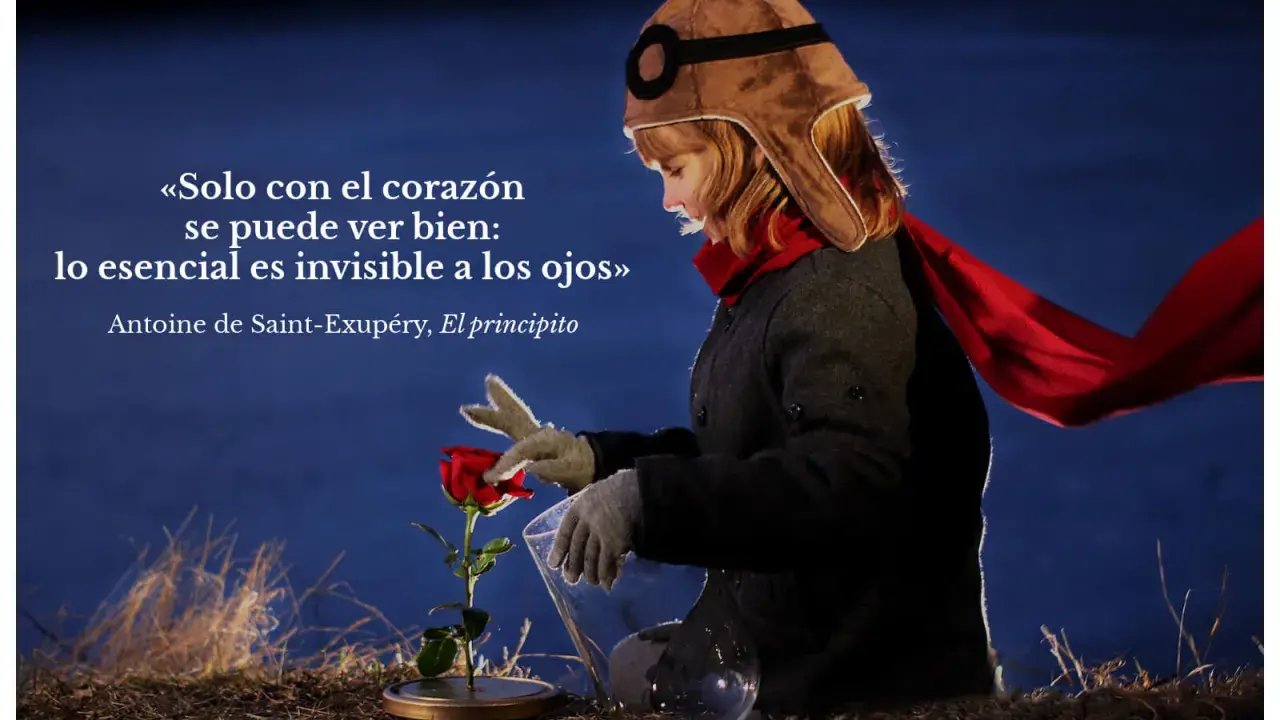 Niña con gorro de aviador cuida una rosa, recordando frases de educación emocional: "lo esencial es invisible a los ojos".