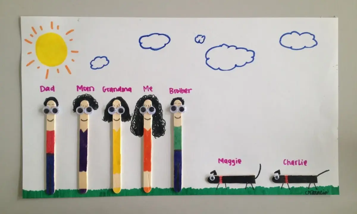 Una **asamblea infantil genially** con figuras de palitos representando a la familia y sus perros, bajo un sol y nubes dibujados.