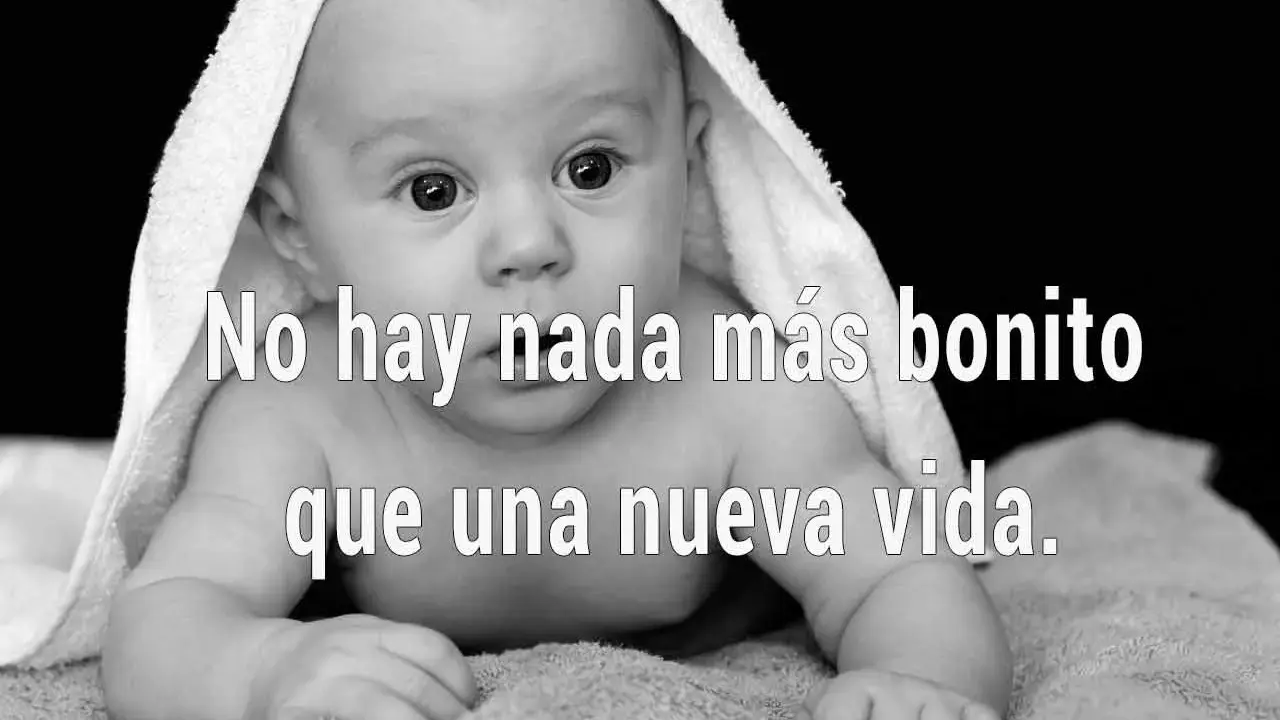 Bebé envuelto en toalla, con la frase "No hay nada más bonito que una nueva vida".