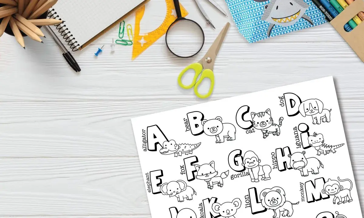 Página con fuentes de letras para colorear con animales del abecedario, lista para dar vida con crayones.