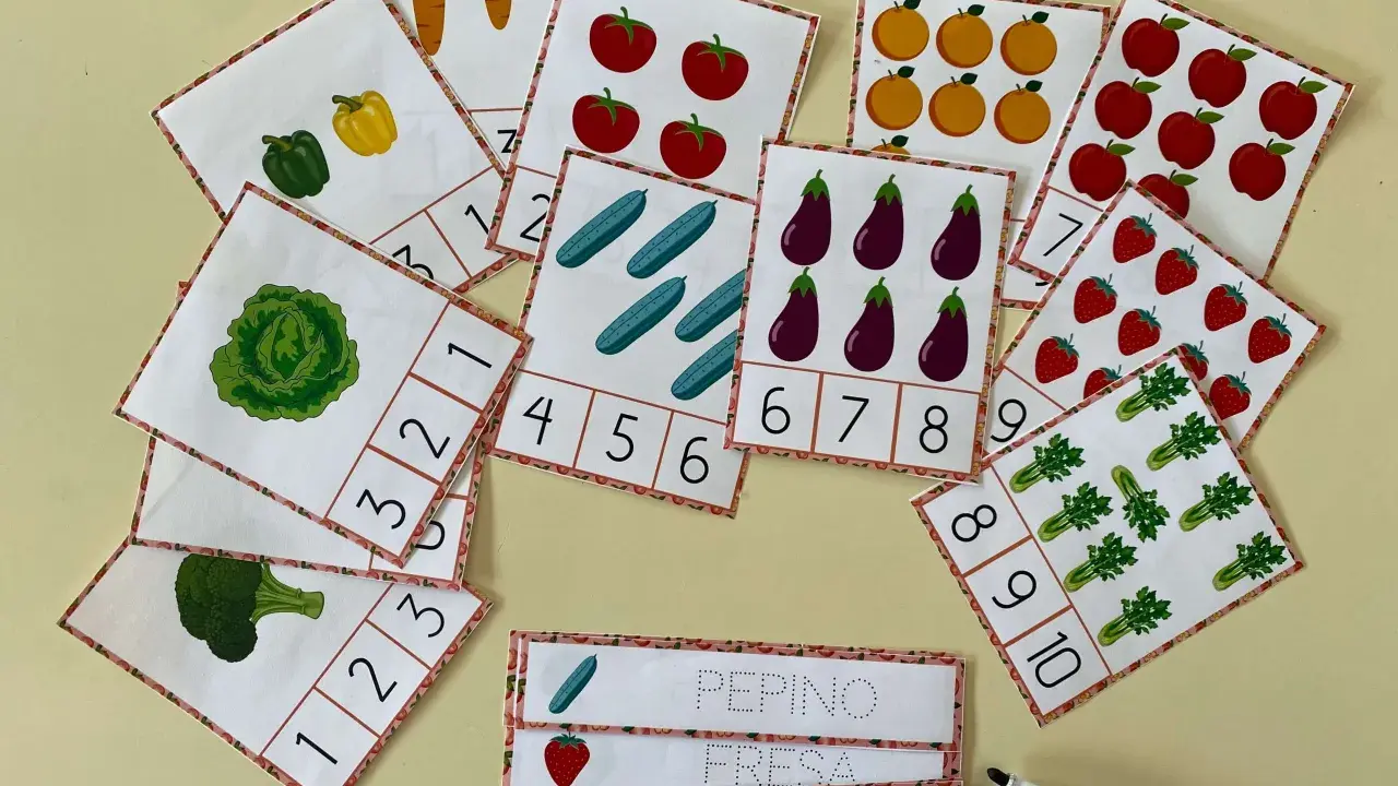 Fichas huerto infantil para aprender números y nombres de frutas y verduras. Incluyen zanahorias, pimientos, tomates, pepinos, berenjenas, manzanas, fresas, brócoli, lechuga y apio.