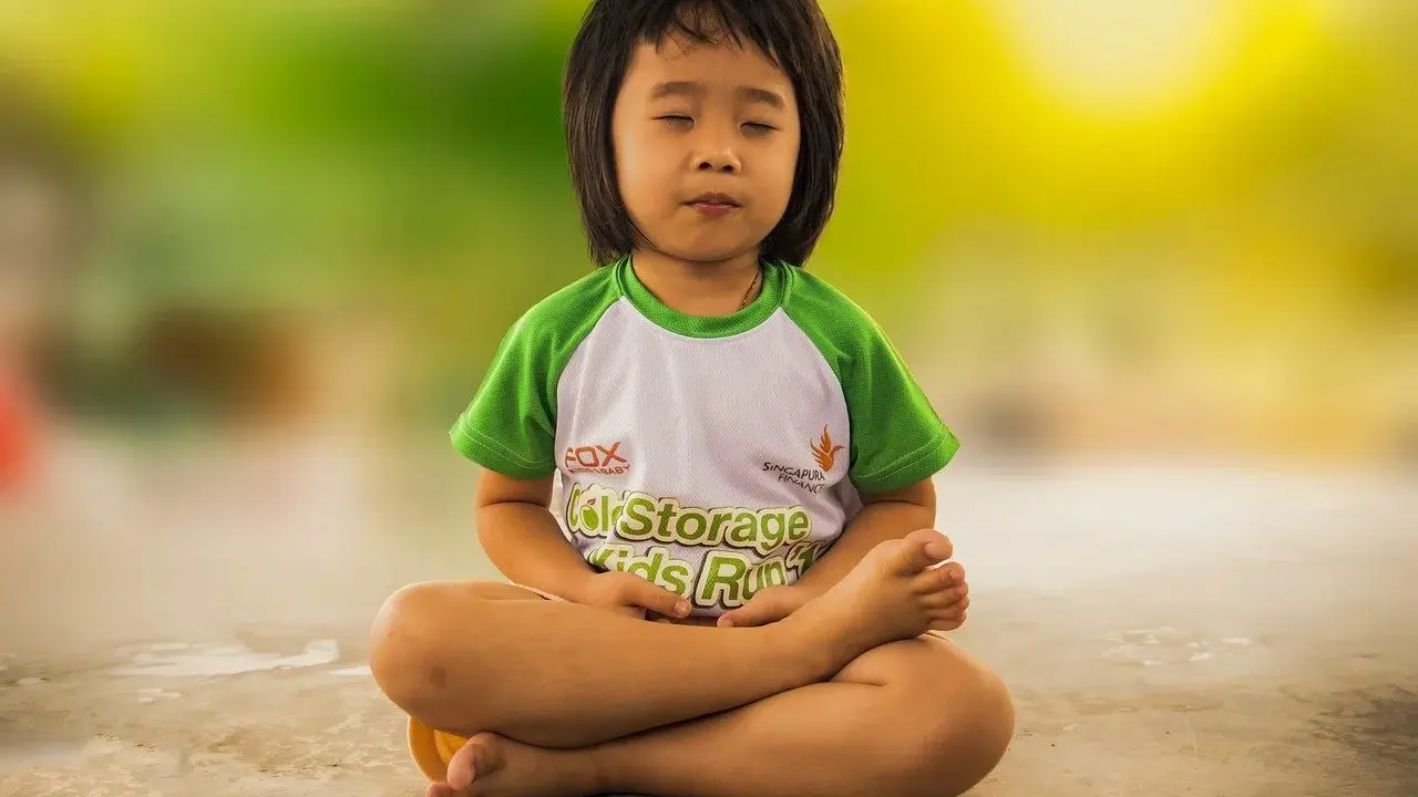 Niño meditando, una de las actividades del método Montessori para fomentar la calma y la concentración.