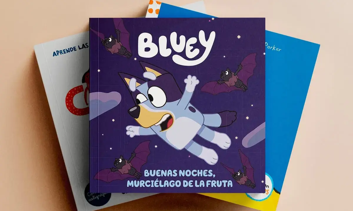 Libro de Bluey "Buenas Noches, Murciélago de la Fruta" y otros cuentos divertidos para niños, con murciélagos volando en la noche estrellada.