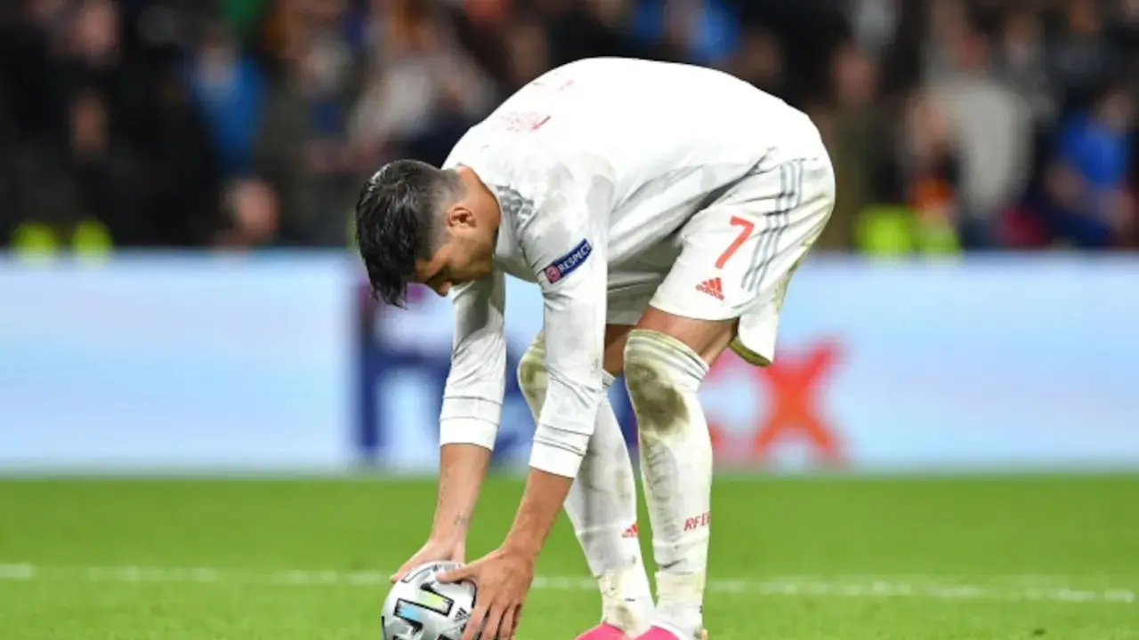 Jugador de fútbol se prepara para un tiro de penalti. Todo sobre el juego de tiros de penalti: azar, RNG y estrategia.