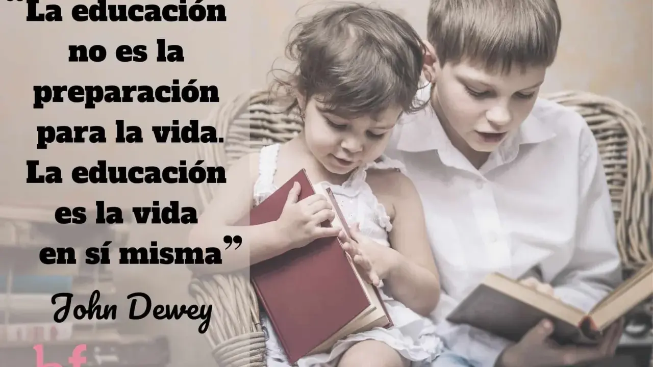 Niños leyendo, inspirados por lemas educativos. La educación es la vida misma, según John Dewey.