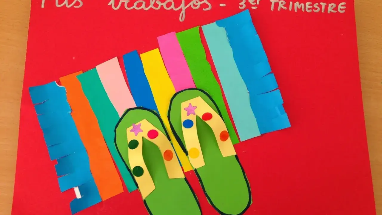 Portada tercer trimestre infantil: un collage de chanclas verdes sobre una toalla de playa de colores.