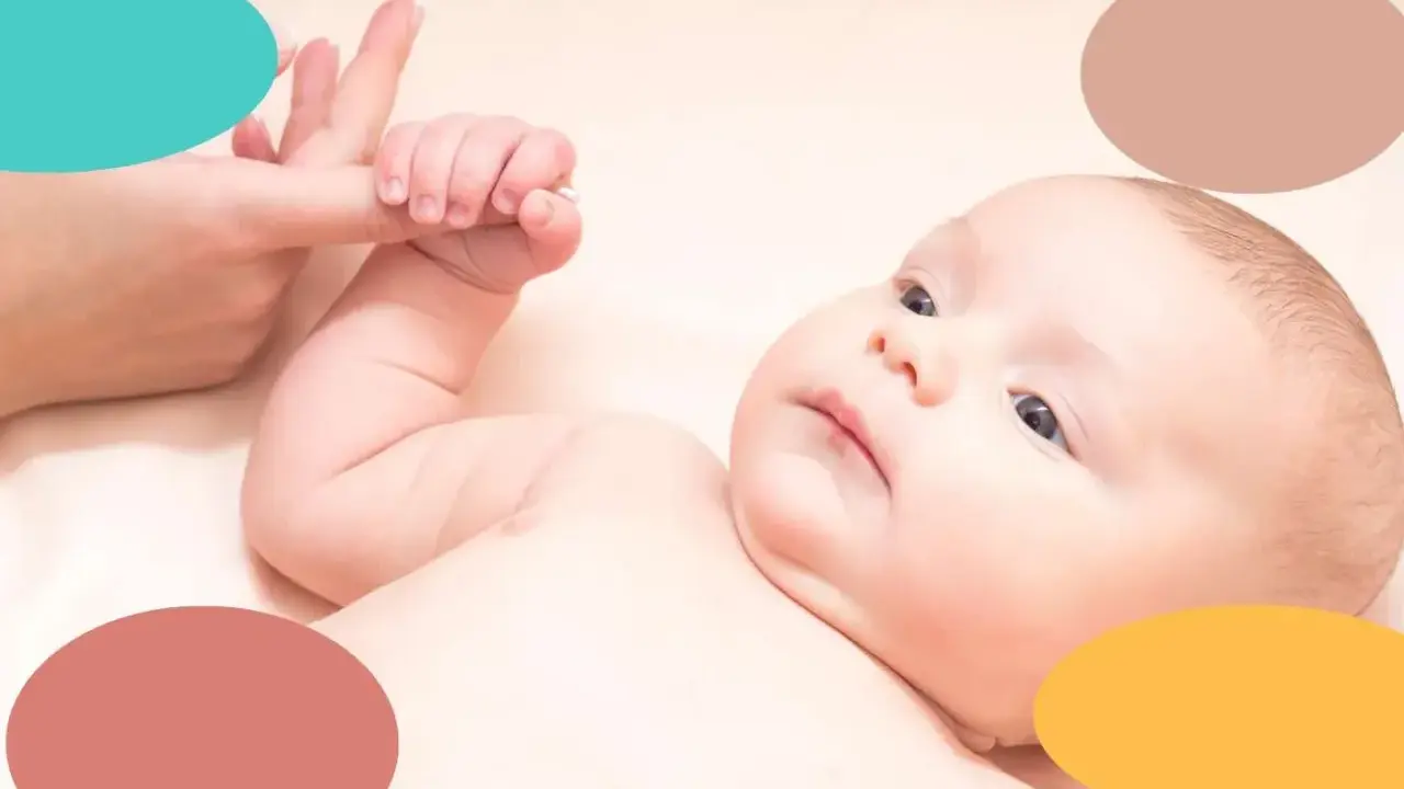 Bebé de 2 meses con ojos curiosos, agarrando un dedo. Una imagen tierna para la rutina de sueño bebe 2 meses.