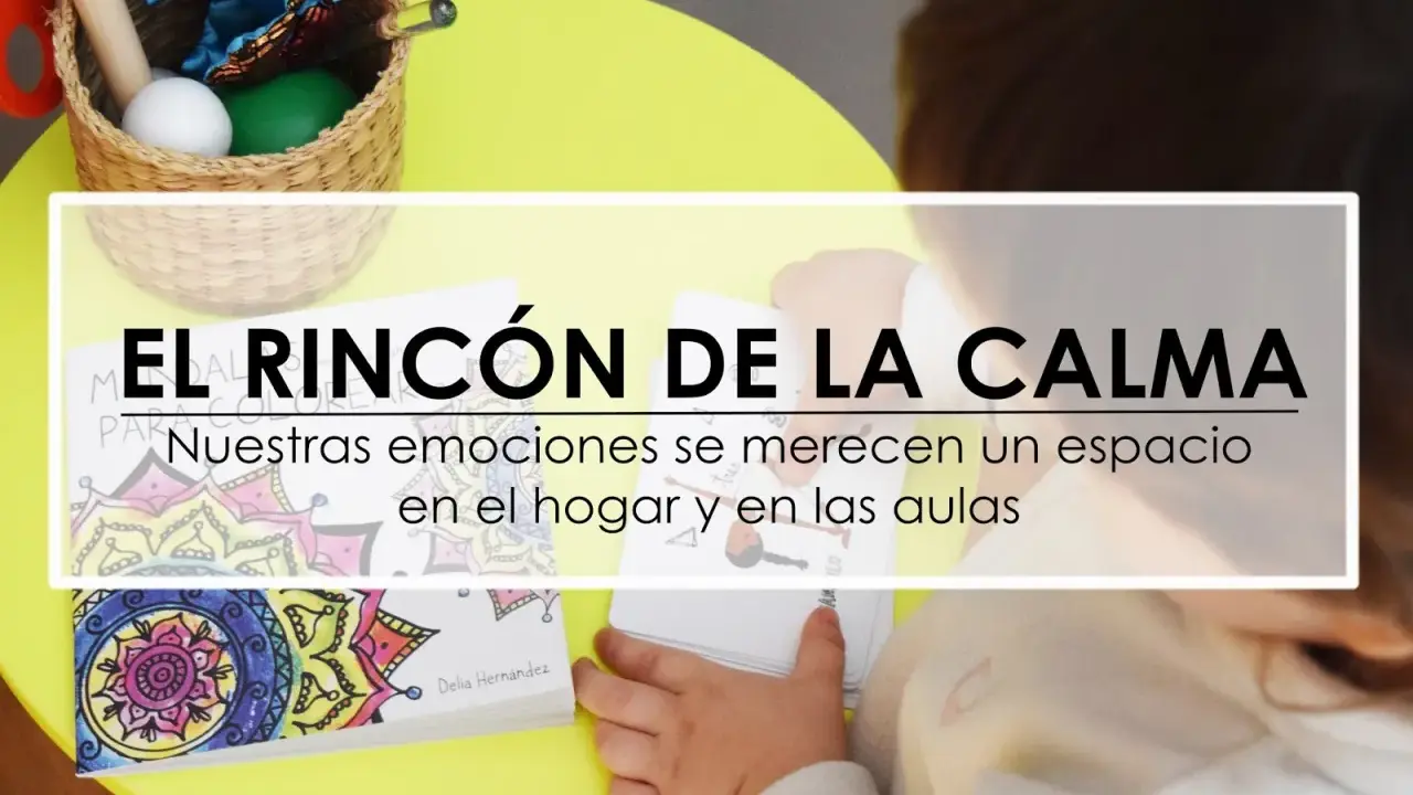 Un niño explora un rincón de la calma Montessori con tarjetas de emociones y un libro para colorear.