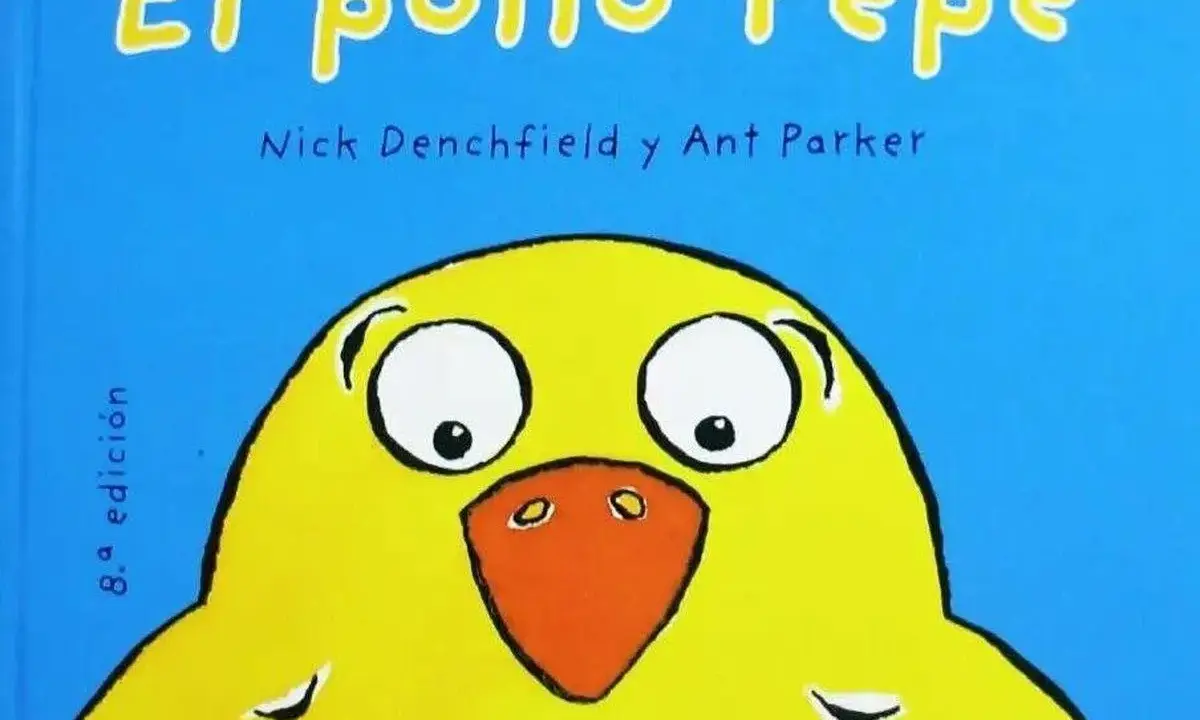 El pollo Pepe, un divertido cuentacuentos para bebés, con su gran pico naranja y ojos curiosos, invita a la lectura.