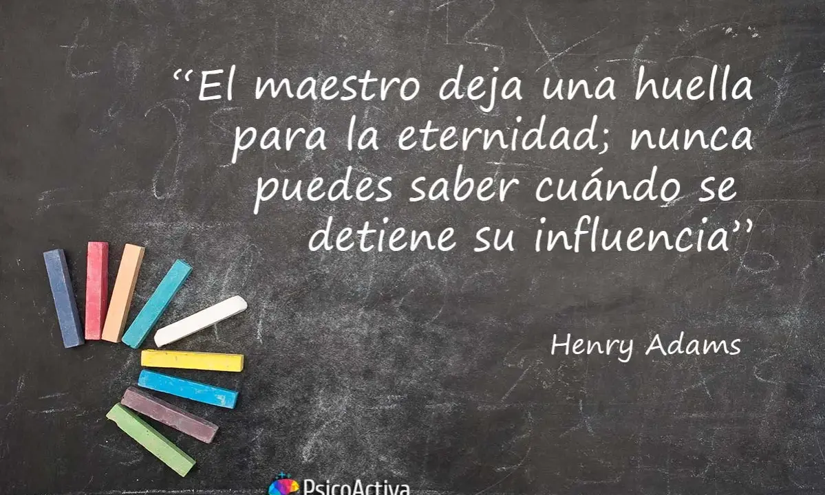 Tizas de colores sobre pizarra. Cita inspiradora para profesores de infantil: "El maestro deja una huella para la eternidad".