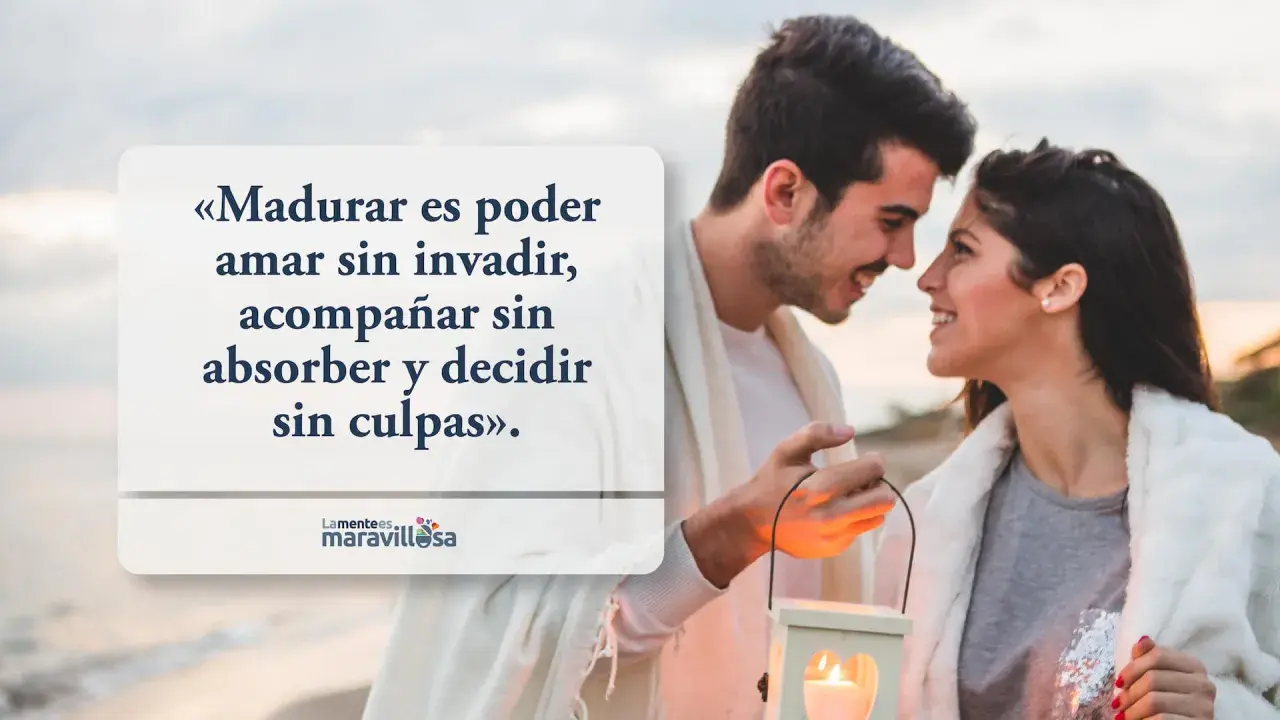 Pareja sonriente en la playa, con una cita sobre frases de humanidad y respeto: "Madurar es poder amar sin invadir, acompañar sin absorber y decidir sin culpas".