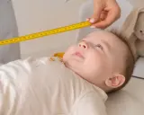 Bebé siendo medido con cinta métrica. El peso de un niño de 2 años es importante para su desarrollo.