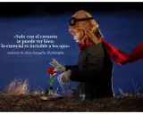 Niña con gorro de aviador cuida una rosa, recordando frases de educación emocional: "lo esencial es invisible a los ojos".