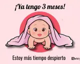 ¡Ya tengo 3 meses! Este bebé de 3 meses está más tiempo despierto, cubierto con una manta rosa.