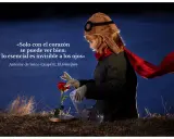 Niño con gorro de aviador y bufanda roja cuida una rosa, inspirando frases bonitas para hijos cortas.