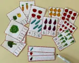Fichas huerto infantil para aprender números y nombres de frutas y verduras. Incluyen zanahorias, pimientos, tomates, pepinos, berenjenas, manzanas, fresas, brócoli, lechuga y apio.
