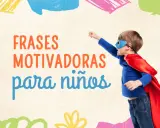 Un niño con capa de superhéroe y antifaz, listo para la acción, rodeado de "Frases motivadoras para niños".