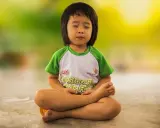 Niño meditando, una de las actividades del método Montessori para fomentar la calma y la concentración.