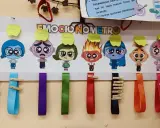 Emocionometro para imprimir con personajes de emociones y nombres de alumnos en cintas.
