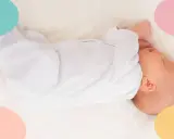 Bebé de 1 mes durmiendo plácidamente, parte de una rutina para bebé de 1 mes.