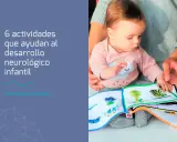 Bebé explorando un libro interactivo, fomentando el desarrollo neurológico infantil. ¡Juega con ellos en casa!