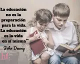 Niños leyendo, inspirados por lemas educativos. La educación es la vida misma, según John Dewey.