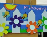 Portada primavera infantil con abejas, flores y sol. ¡La primavera ha llegado!