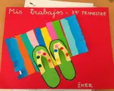 Portada tercer trimestre infantil: un collage de chanclas verdes sobre una toalla de playa de colores.