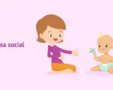 Una mujer sonríe a un bebé que sostiene un chupete y un biberón. La imagen evoca la ternura de una sonrisa social de bebé.
