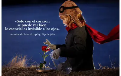 Niña con gorro de aviador cuida una rosa, recordando frases de educación emocional: "lo esencial es invisible a los ojos".