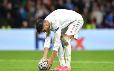 Jugador de fútbol se prepara para un tiro de penalti. Todo sobre el juego de tiros de penalti: azar, RNG y estrategia.