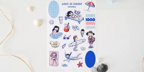Abecedario de letras para imprimir con temática de verano: chicas disfrutando de la playa, piscina y helados.