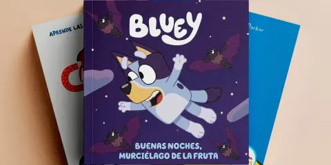 Libro de Bluey "Buenas Noches, Murciélago de la Fruta" y otros cuentos divertidos para niños, con murciélagos volando en la noche estrellada.