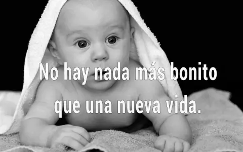 Bebé envuelto en toalla, con la frase "No hay nada más bonito que una nueva vida".