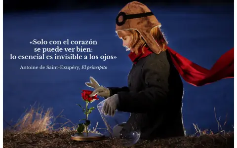 Niño con gorro de aviador y bufanda roja cuida una rosa, inspirando frases bonitas para hijos cortas.