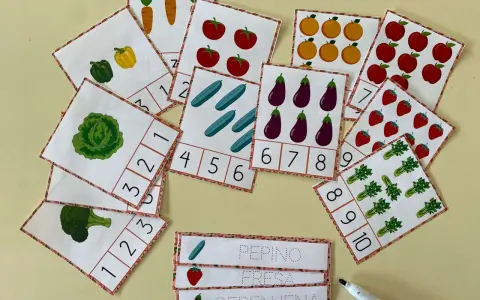 Fichas huerto infantil para aprender números y nombres de frutas y verduras. Incluyen zanahorias, pimientos, tomates, pepinos, berenjenas, manzanas, fresas, brócoli, lechuga y apio.