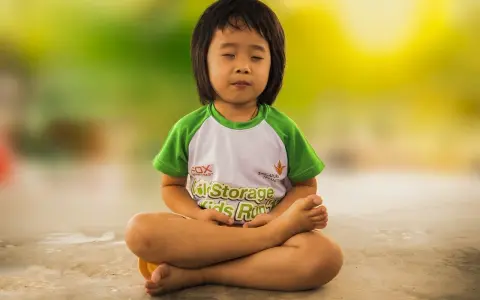 Niño meditando, una de las actividades del método Montessori para fomentar la calma y la concentración.