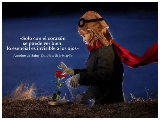 Niña con gorro de aviador cuida una rosa, recordando frases de educación emocional: "lo esencial es invisible a los ojos".