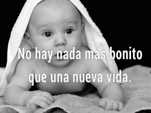 Bebé envuelto en toalla, con la frase "No hay nada más bonito que una nueva vida".
