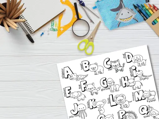Página con fuentes de letras para colorear con animales del abecedario, lista para dar vida con crayones.