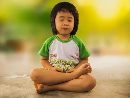 Niño meditando, una de las actividades del método Montessori para fomentar la calma y la concentración.