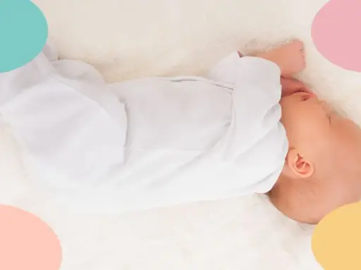 Bebé de 1 mes durmiendo plácidamente, parte de una rutina para bebé de 1 mes.