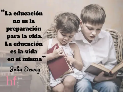 Niños leyendo, inspirados por lemas educativos. La educación es la vida misma, según John Dewey.