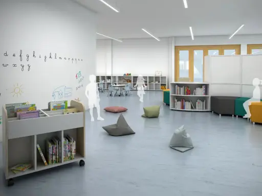 Plano de aula infantil con estanterías, libros, pufs y dibujos en la pared.