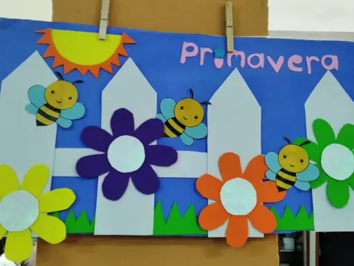 Portada primavera infantil con abejas, flores y sol. ¡La primavera ha llegado!