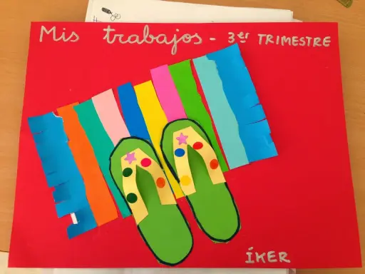 Portada tercer trimestre infantil: un collage de chanclas verdes sobre una toalla de playa de colores.