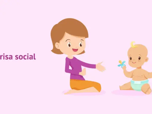 Una mujer sonríe a un bebé que sostiene un chupete y un biberón. La imagen evoca la ternura de una sonrisa social de bebé.