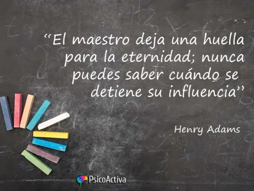 Tizas de colores sobre pizarra. Cita inspiradora para profesores de infantil: "El maestro deja una huella para la eternidad".
