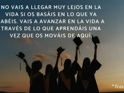 Siluetas de graduados celebrando al atardecer. Frases fin de curso infantil inspiradoras sobre el aprendizaje continuo.