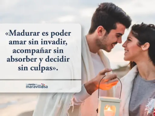 Pareja sonriente en la playa, con una cita sobre frases de humanidad y respeto: "Madurar es poder amar sin invadir, acompañar sin absorber y decidir sin culpas".